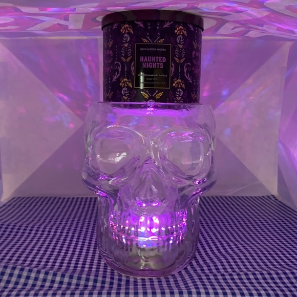 BBW 2021 Halloween Color Changing Skull Stand - Picture 5 of 8